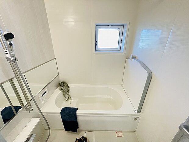 一日の疲れを癒してくれるゆったりとしたバスルームです。