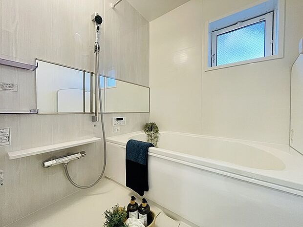 一日の疲れを癒してくれるゆったりとしたバスルームです。