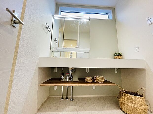 三面鏡に洗面台。 コンセントに照明機能、多機能性を備えた設備です。