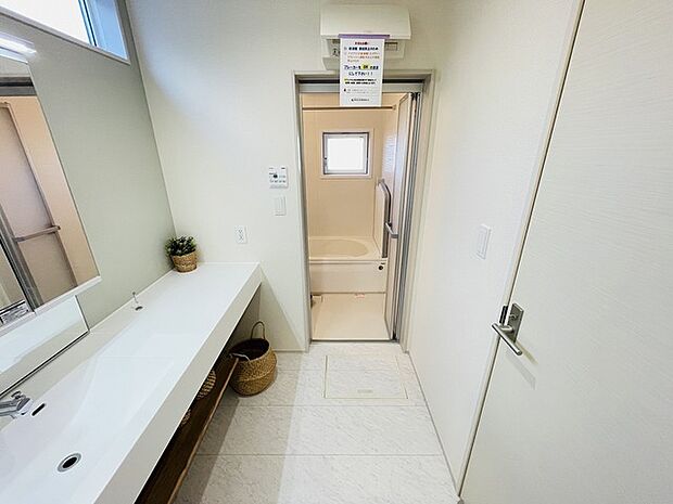 使いやすいタイプの洗面化粧台のあるランドリースペース