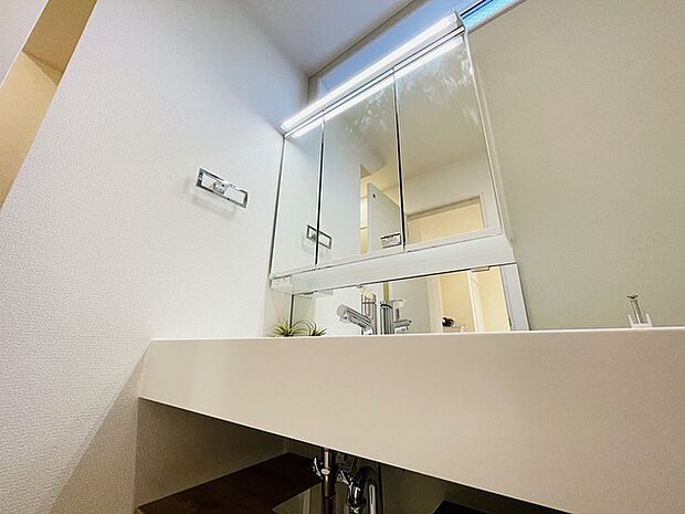 三面鏡に洗面台。 コンセントに照明機能、多機能性を備えた設備です。