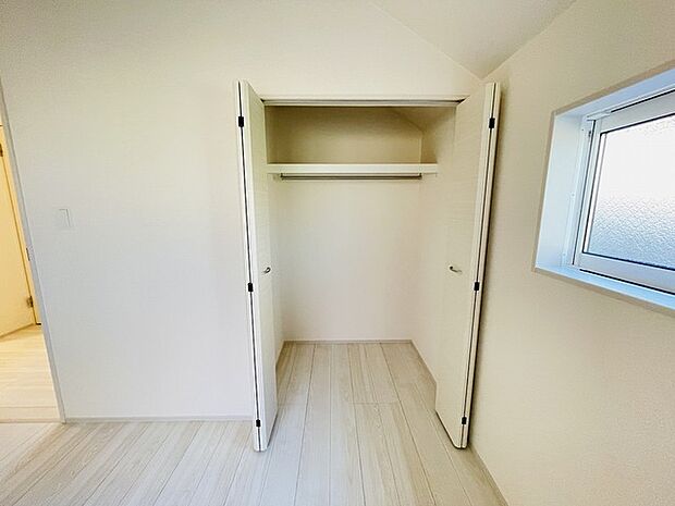 豊富な収納スペースもこの物件の特長の一つ。各所に収納が完備されており、生活をスッキリと整えることができます。