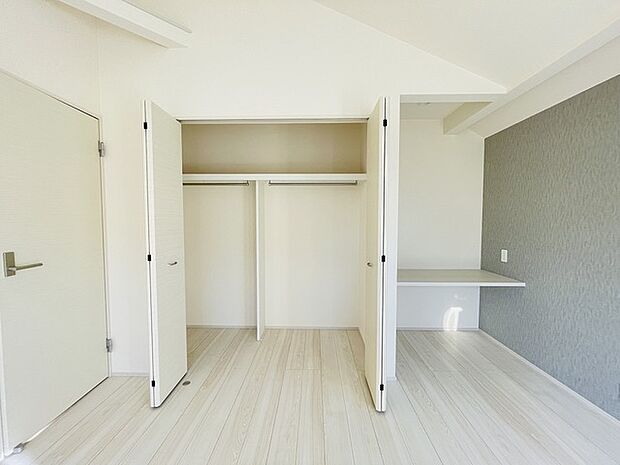 スタイリッシュなデザインと快適な居住性を兼ね備えた洋室。広々とした空間は、自分らしいインテリアを楽しむことができるほか、リラックスした時間を過ごすことができそうです。