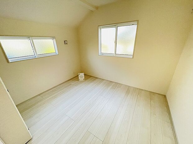 洋室はモダンなデザインと機能性を備え、快適な生活空間に。明るい窓から差し込む自然光が広々とした空間をさらに明るく開放的に感じさせます。