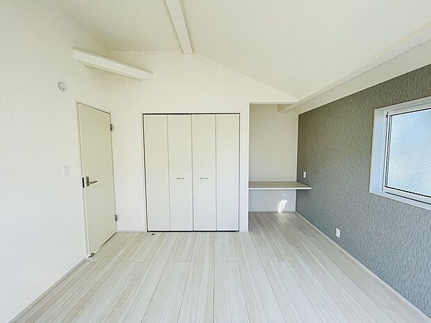 スタイリッシュなデザインと快適な居住性を兼ね備えた洋室。広々とした空間は、自分らしいインテリアを楽しむことができるほか、リラックスした時間を過ごすことができそうです。