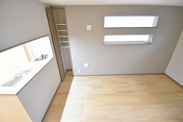 家族が食事するダイニングスペースをキッチンから見渡せる設計に。お料理をしながら家族とのコミュニケーションが増えそうな予感。 