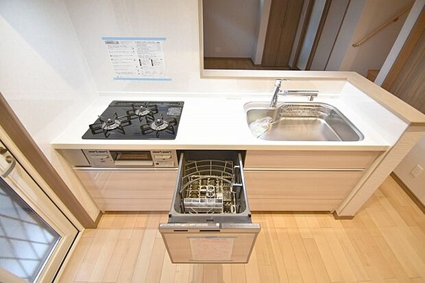 お料理をしながらリビングの家族やゲストとの会話が楽しめるカウンタータイプのキッチン。毎日のお料理を楽しく快適に。 