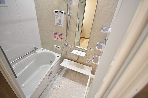 一日の疲れを癒してくれるゆったりとしたバスルームです。 