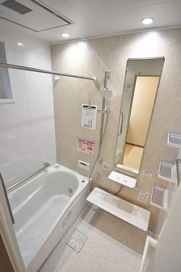 一日の疲れを癒してくれるゆったりとしたバスルームです。 