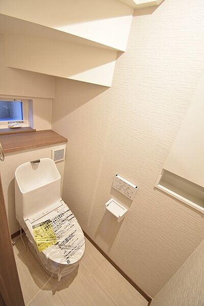 階段下を有効活用したトイレスペース。 便座はもちろんウォシュレット。