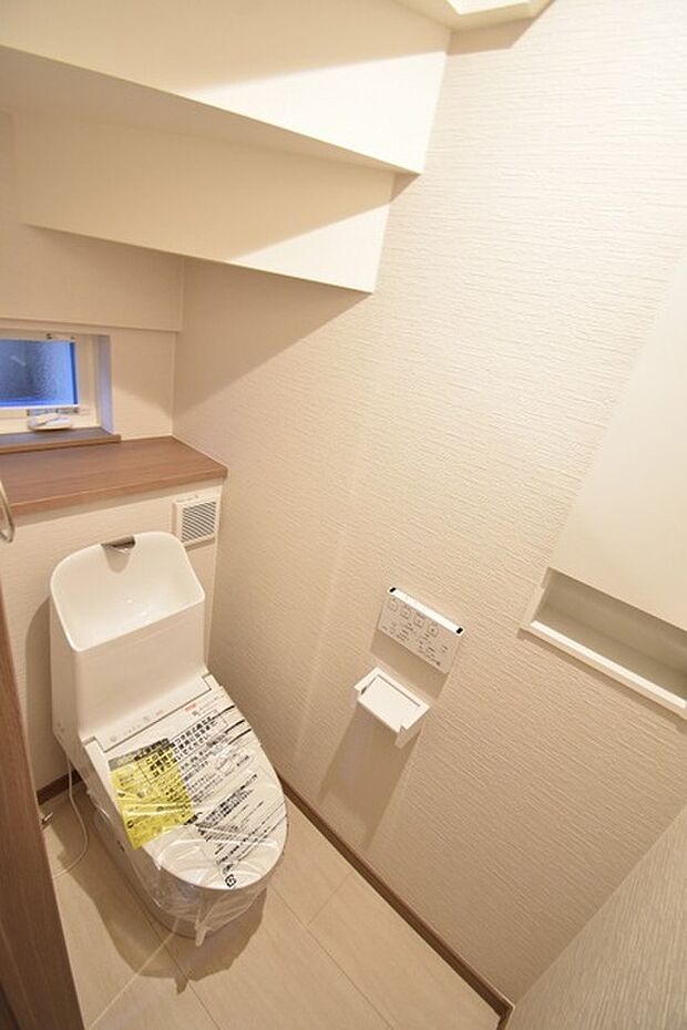 階段下を有効活用したトイレスペース。 便座はもちろんウォシュレット。  