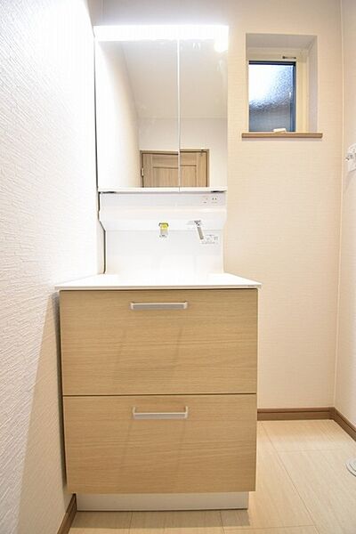 三面鏡に洗面台。 コンセントに照明機能、多機能性を備えた設備です。