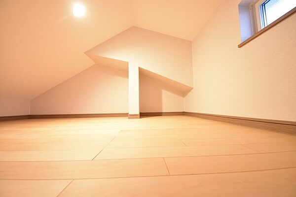 大きな屋根裏部屋はなんだかワクワクしてしまうスペース。趣味の空間や子供のワークスペース、季節物の収納など色々な用途に利用できそうな予感。