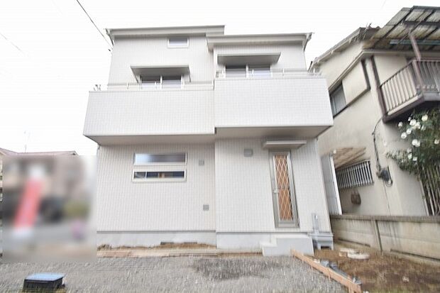 周辺の街並みの中で適度な主張、生活に溶け込むシンプルなデザインの外観が魅力の一戸建です。 