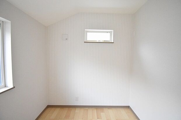 洋室はモダンなデザインと機能性を備え、快適な生活空間に。明るい窓から差し込む自然光が広々とした空間をさらに明るく開放的に感じさせます。