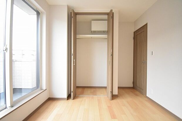 スタイリッシュなデザインと快適な居住性を兼ね備えた洋室。広々とした空間は、自分らしいインテリアを楽しむことができるほか、リラックスした時間を過ごすことができそうです。 