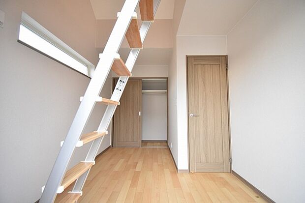 洋室はモダンなデザインと機能性を備え、快適な生活空間に。明るい窓から差し込む自然光が広々とした空間をさらに明るく開放的に感じさせます。