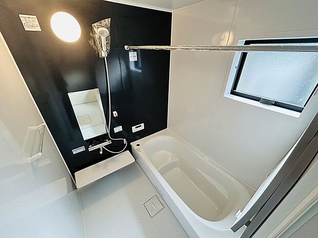 浴室乾燥機の他にも開口部のある浴室スペース。 お風呂上がりの湿気も、窓を開けておくことで改善可能。 お湯につかりながら、ちょっとした露天気分？ 