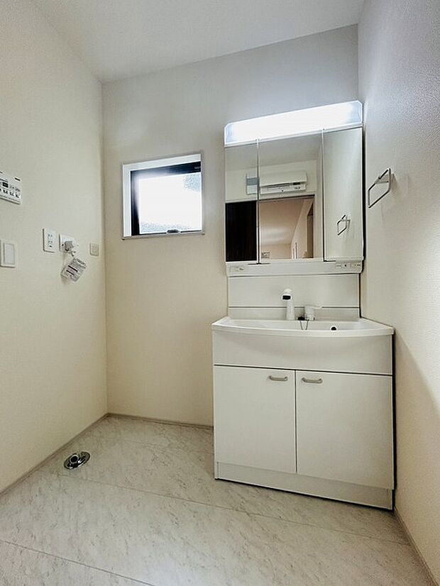 使いやすいタイプの洗面化粧台のあるランドリースペース 