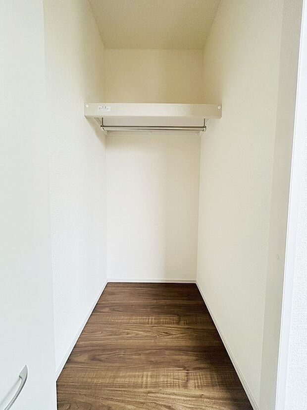 豊富な収納スペースもこの物件の特長の一つ。各所に収納が完備されており、生活をスッキリと整えることができます。 
