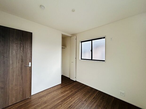 実際に室内をご見学頂くと生活のイメージが広がると思います。家具を置いたイメージや窓からの景色など。周辺で販売に出している物件も一緒にまとめてご見学頂き、比較する事もできます。