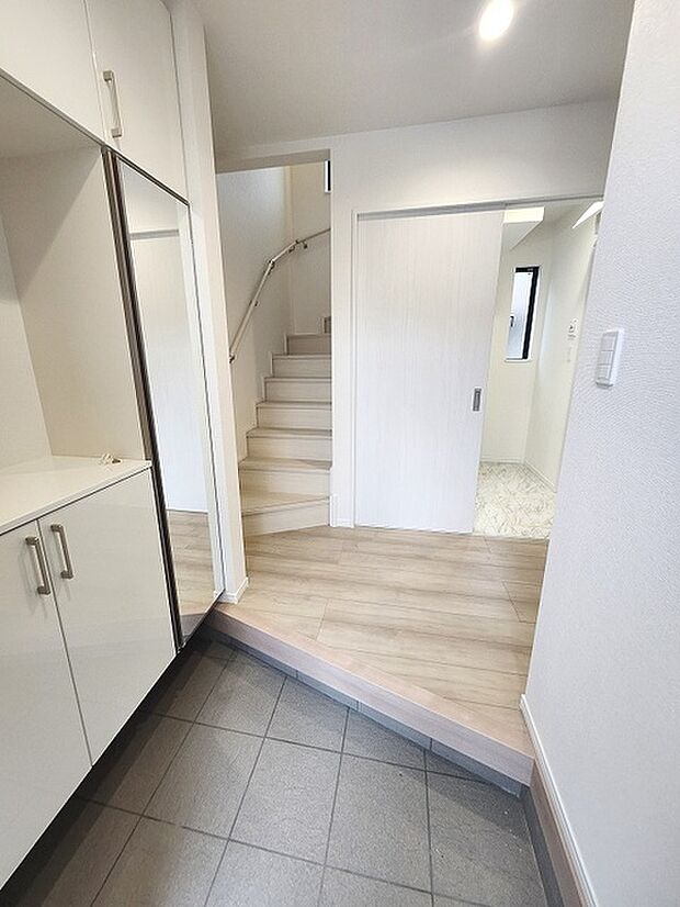 玄関は家の第一印象を左右する重要な場所。ほどよい広さとスタイリッシュな色遣いが印象的です。