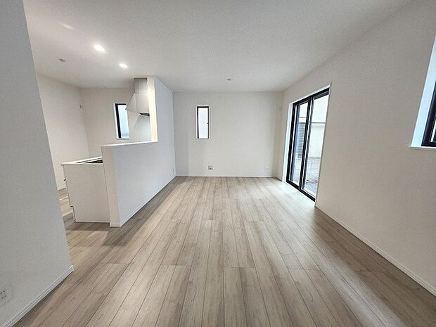 実際に室内をご見学頂くと生活のイメージが広がると思います。家具を置いたイメージや窓からの景色など。周辺で販売に出している物件も一緒にまとめてご見学頂き、比較する事もできます。