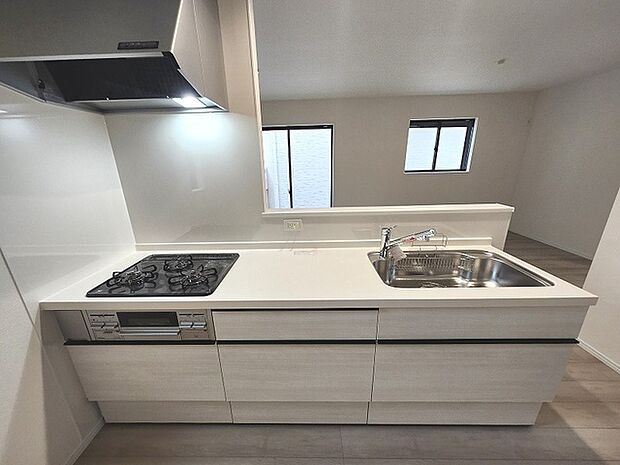 お料理をしながらリビングの家族やゲストとの会話が楽しめるカウンタータイプのキッチン。毎日のお料理を楽しく快適に。 