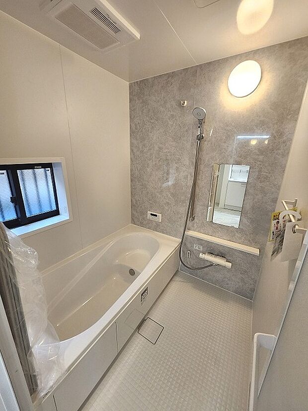 一日の疲れを癒してくれるゆったりとしたバスルームです。