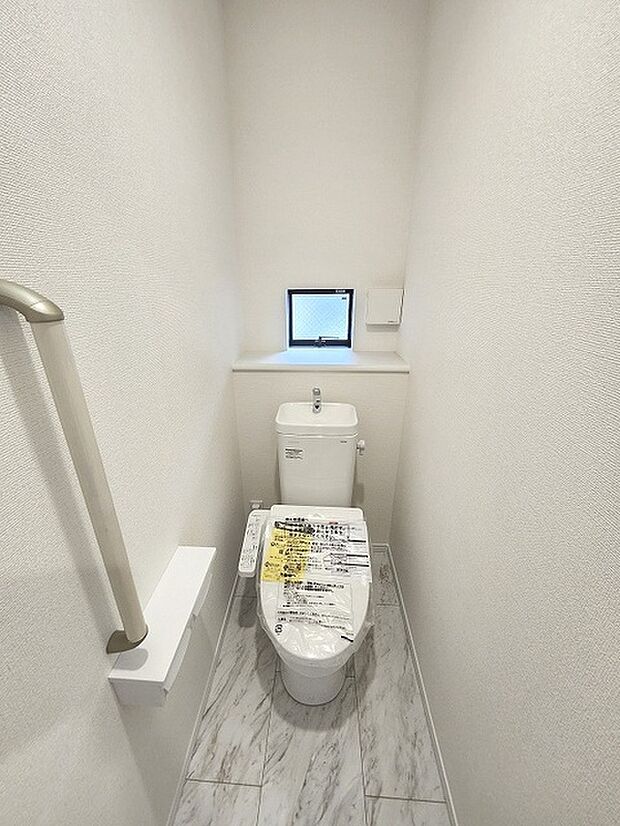 トイレにはウォシュレット機能を標準装備。