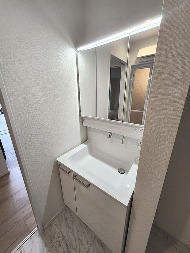 三面鏡に洗面台。 コンセントに照明機能、多機能性を備えた設備です。  