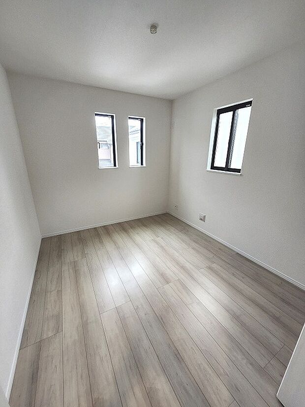 実際に室内をご見学頂くと生活のイメージが広がると思います。家具を置いたイメージや窓からの景色など。周辺で販売に出している物件も一緒にまとめてご見学頂き、比較する事もできます。