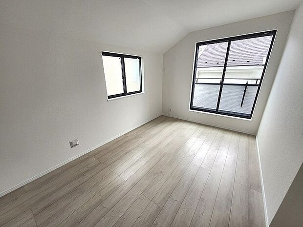 洋室はモダンなデザインと機能性を備え、快適な生活空間に。明るい窓から差し込む自然光が広々とした空間をさらに明るく開放的に感じさせます。  