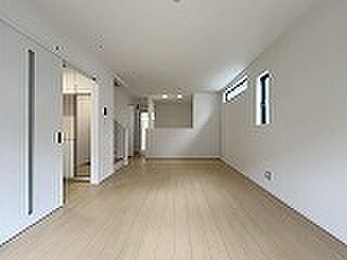 家族が食事するダイニングスペースをキッチンから見渡せる設計に。お料理をしながら家族とのコミュニケーションが増えそうな予感。