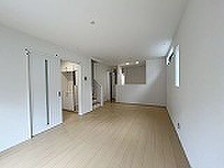 家族の集まるリビングは気持ちの良い自然光が差し込む団欒空間。室内のご見学予約も随時、受付中ですのでお気軽にお問合せください。 