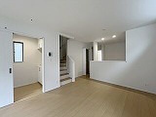 家族が食事するダイニングスペースをキッチンから見渡せる設計に。お料理をしながら家族とのコミュニケーションが増えそうな予感。 