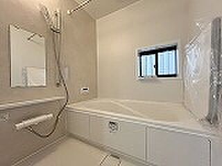 一日の疲れを癒してくれるゆったりとしたバスルームです。 