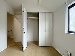 豊富な収納スペースもこの物件の特長の一つ。各所に収納が完備されており、生活をスッキリと整えることができます。 