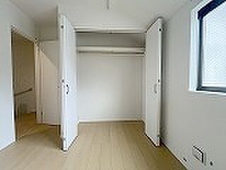 スタイリッシュなデザインと快適な居住性を兼ね備えた洋室。広々とした空間は、自分らしいインテリアを楽しむことができるほか、リラックスした時間を過ごすことができそうです。 