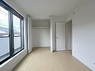 各所に効率的に配置された収納スペースがあり、日常のモノをすっきりと収納できます。 