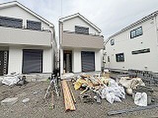 周辺の街並みの中で適度な主張、生活に溶け込むシンプルなデザインの外観が魅力の一戸建です。 