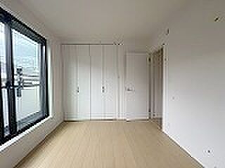 洋室はモダンなデザインと機能性を備え、快適な生活空間に。明るい窓から差し込む自然光が広々とした空間をさらに明るく開放的に感じさせます。  