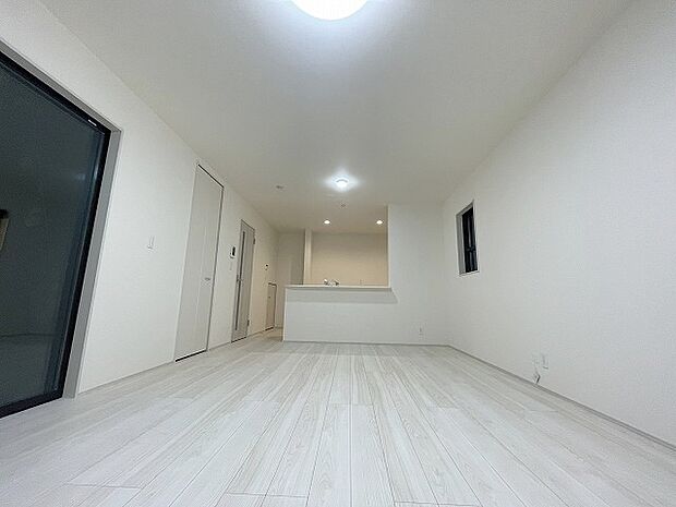 カウンターキッチンならではの開放的な見通し、全体が見渡せることでご家族の団欒スペースもより明るく笑顔が溢れる空間となります。