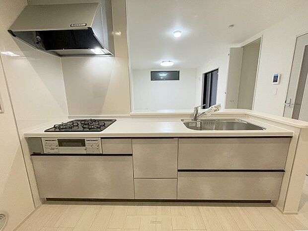 お料理をしながらリビングの家族やゲストとの会話が楽しめるカウンタータイプのキッチン。毎日のお料理を楽しく快適に。 