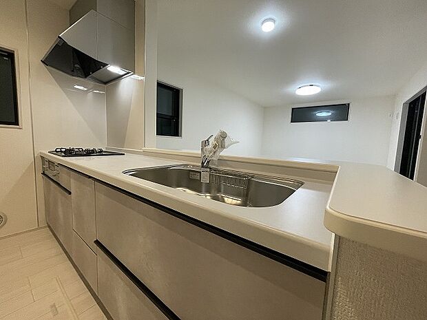 カウンターキッチンならではの開放的な見通し、全体が見渡せることでご家族の団欒スペースもより明るく笑顔が溢れる空間となります。 