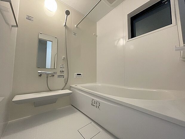 一日の疲れを癒してくれるゆったりとしたバスルームです。