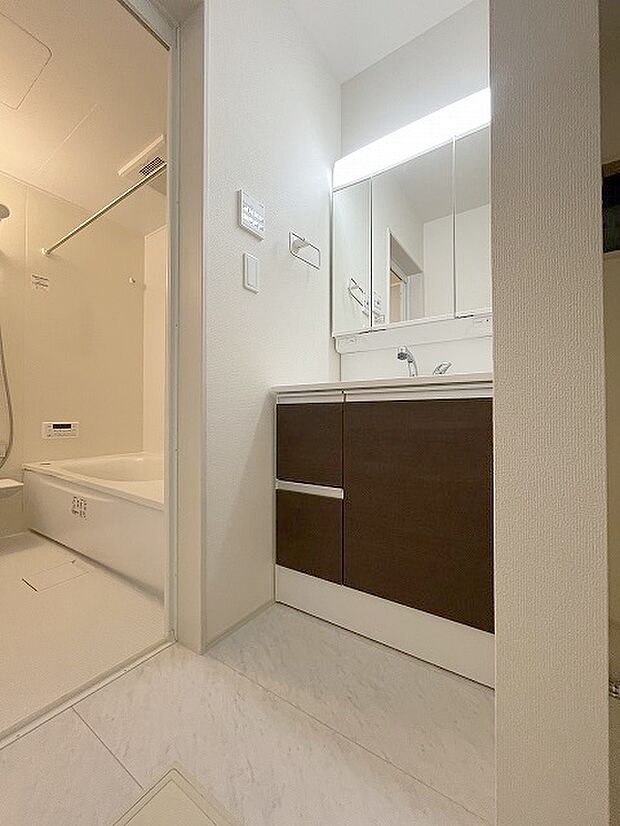 三面鏡に洗面台。 コンセントに照明機能、多機能性を備えた設備です。  