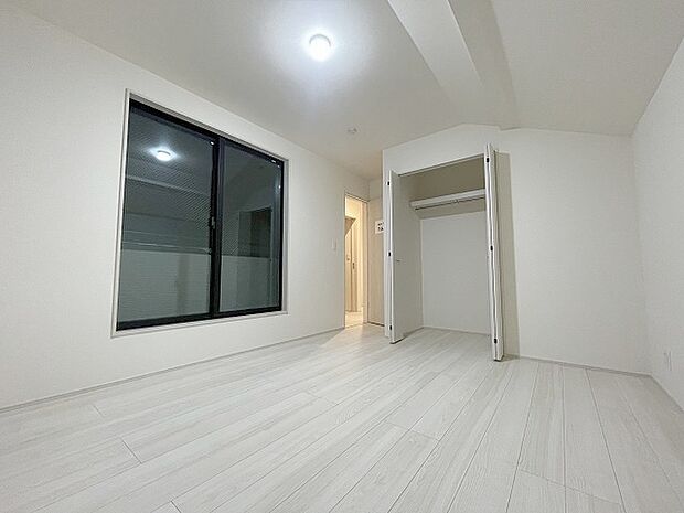 各所に効率的に配置された収納スペースがあり、日常のモノをすっきりと収納できます。