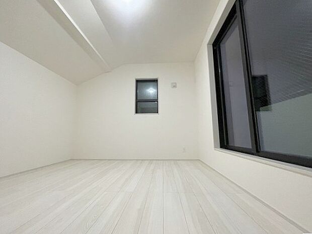 勾配天井の2階のお部屋。この勾配の角度がお洒落な雰囲気を感じさせてくれます。