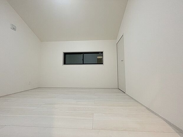 スタイリッシュなデザインと快適な居住性を兼ね備えた洋室。広々とした空間は、自分らしいインテリアを楽しむことができるほか、リラックスした時間を過ごすことができそうです。 